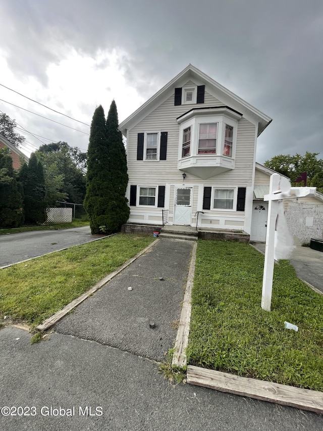 view of front facade featuring a front yard