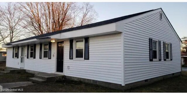 view of front of property featuring crawl space