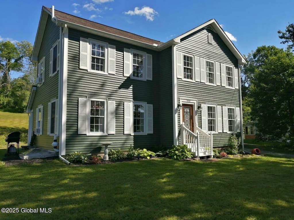 view of front facade with a front yard