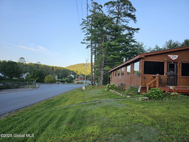 view of yard featuring a mountain view