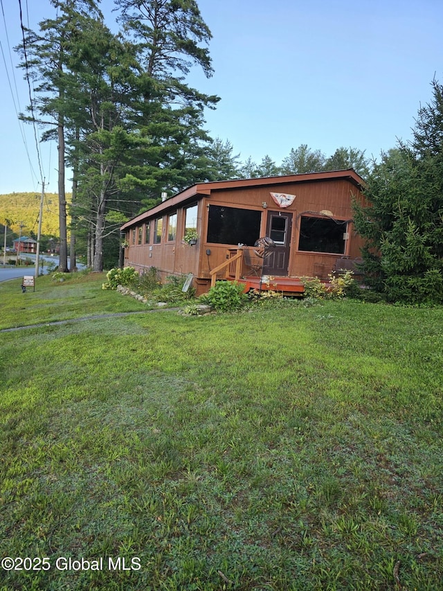 view of front of house with a front lawn