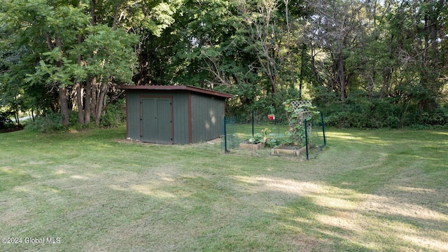 view of yard featuring a shed