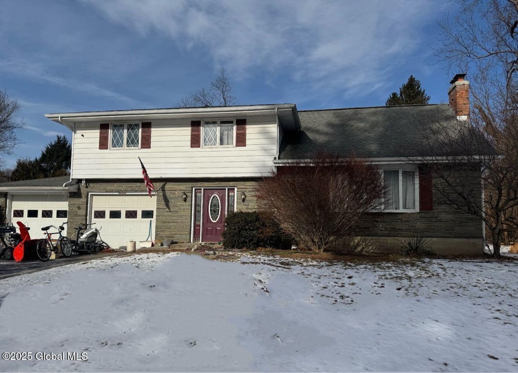 view of front property featuring a garage