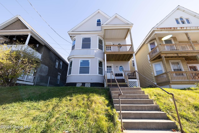 view of front of house featuring a front yard