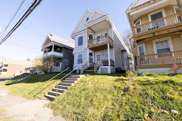 view of front of property featuring a front lawn