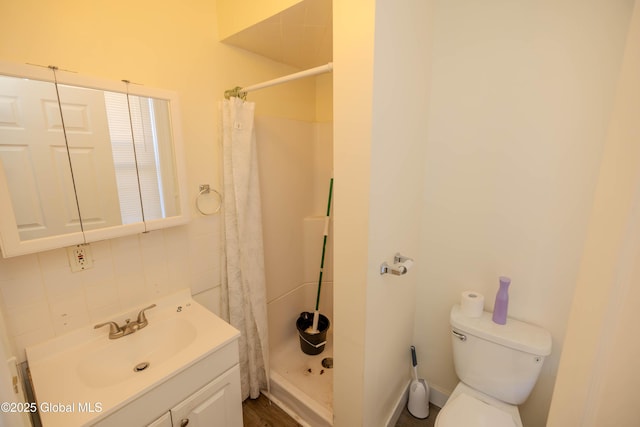 bathroom with toilet, vanity, a shower with shower curtain, and decorative backsplash