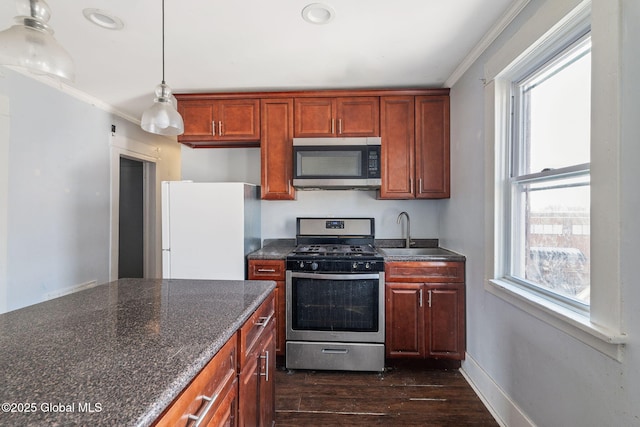 kitchen with sink, crown molding, stainless steel appliances, dark hardwood / wood-style flooring, and decorative light fixtures