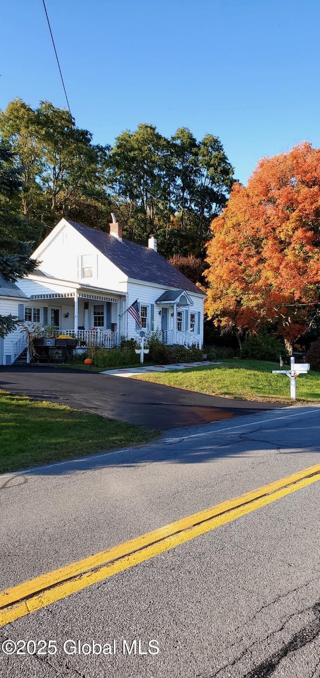 view of front facade with a front yard