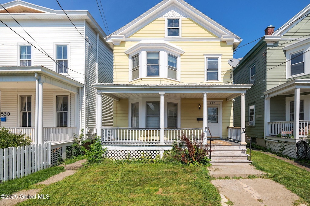 view of front facade featuring a porch and a front lawn