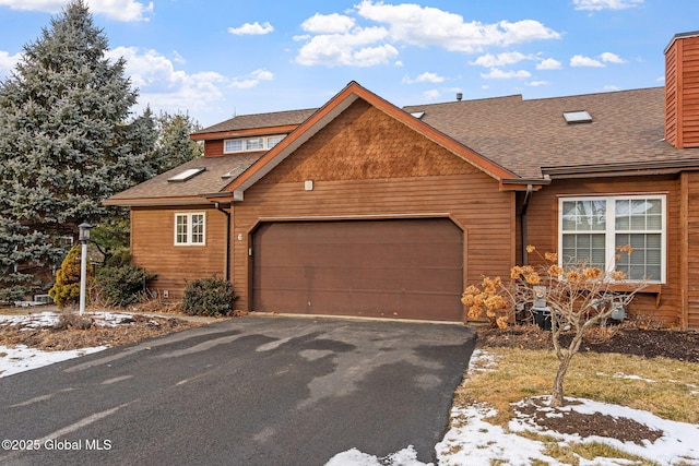 view of front facade featuring a garage