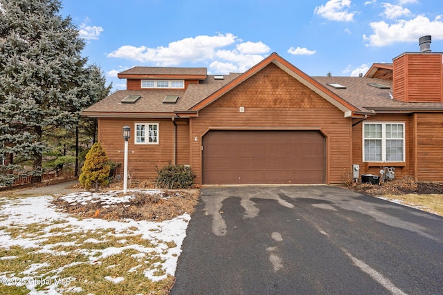 view of front facade featuring a garage