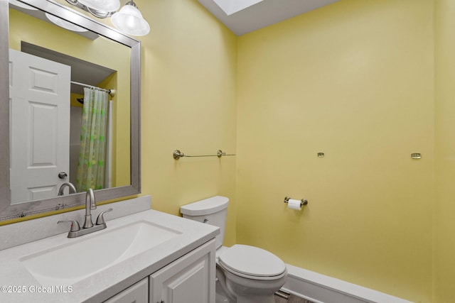 bathroom with toilet, a shower with shower curtain, and vanity