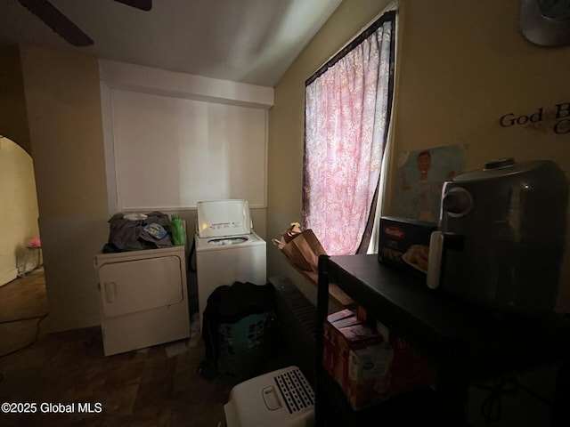 washroom with ceiling fan and washer and clothes dryer