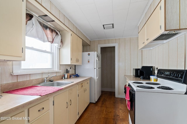 kitchen featuring sink, cream cabinetry, dark wood-type flooring, white appliances, and ornamental molding