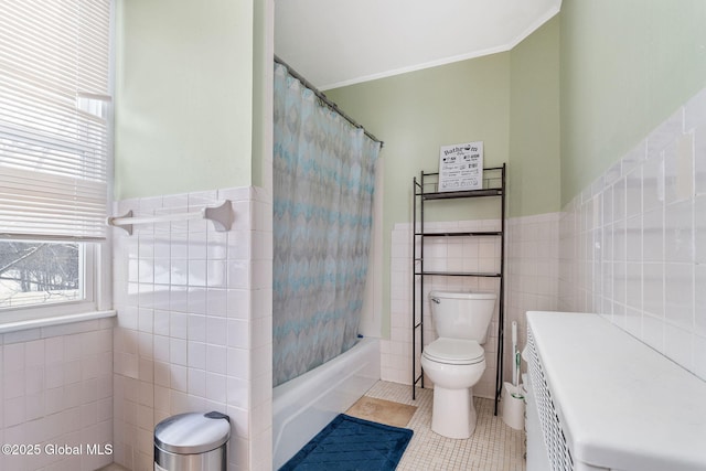 bathroom featuring shower / bath combo with shower curtain, toilet, tile patterned floors, and tile walls