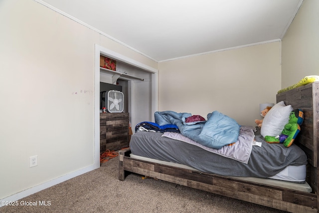 bedroom featuring crown molding and carpet flooring