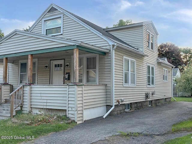 view of front facade featuring a porch