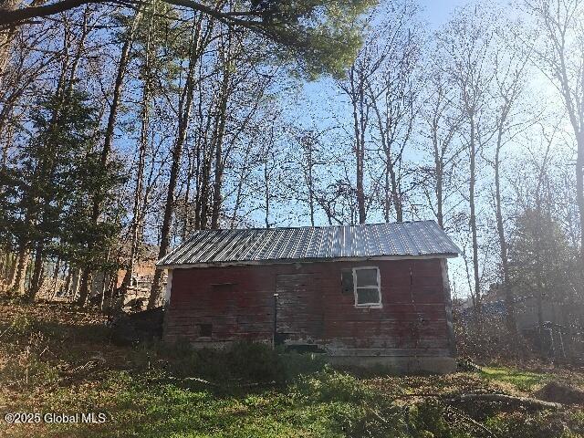 view of outdoor structure with an outbuilding
