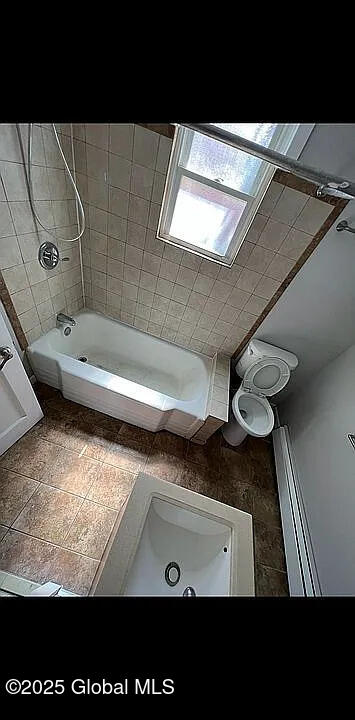 bathroom featuring tiled shower / bath combo