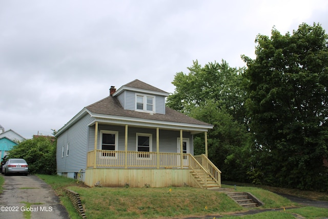 view of front facade featuring a front lawn and a porch