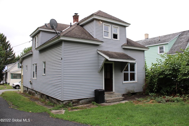 view of front of home with a front yard