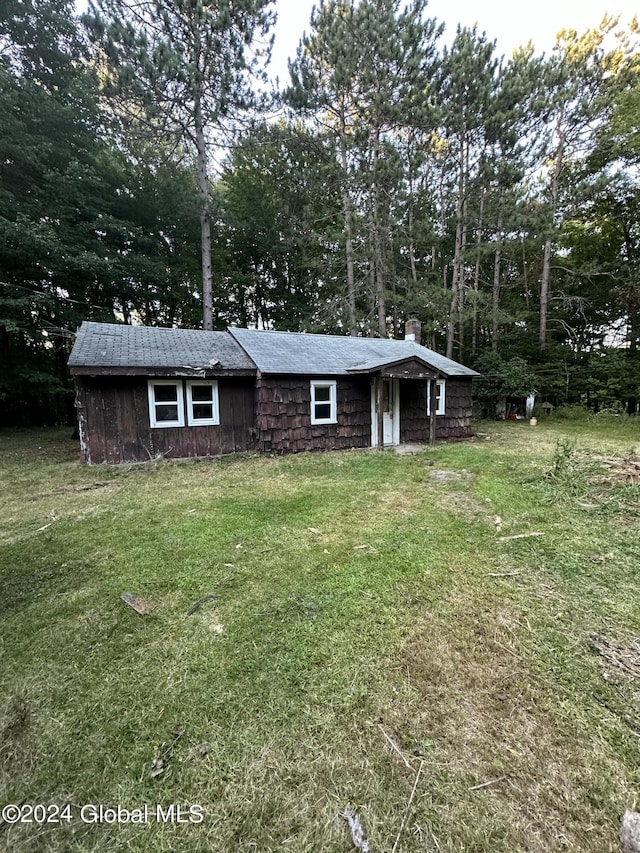 single story home with a front lawn