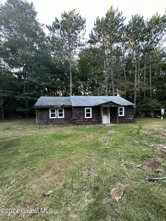 view of front of home with a front lawn