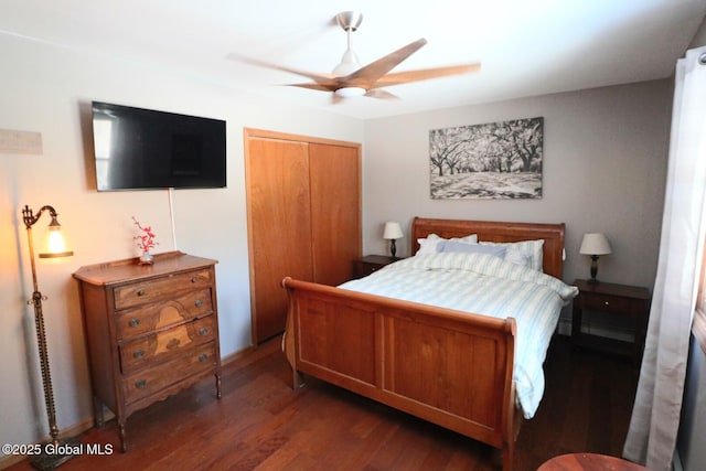 bedroom with ceiling fan, dark wood-type flooring, and a closet