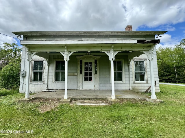 view of front facade featuring a front lawn and a porch