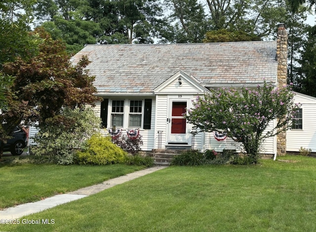 view of front of property featuring a front yard