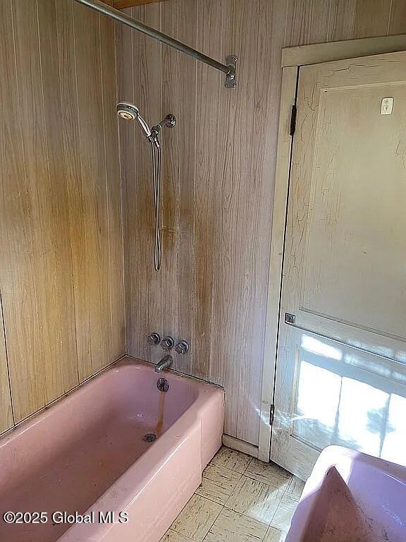 bathroom with bathtub / shower combination