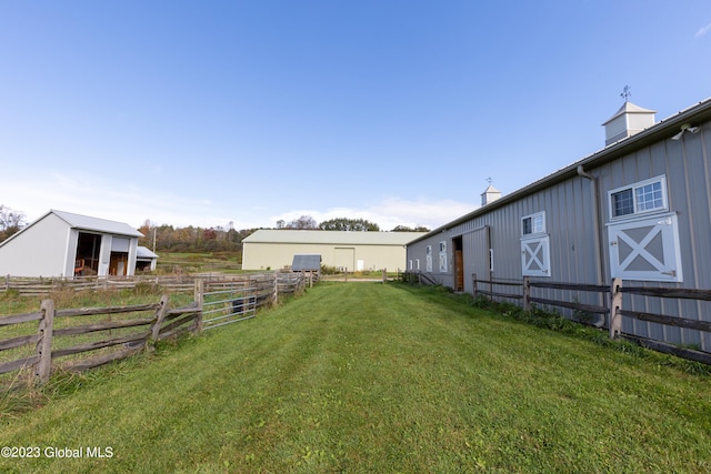 view of yard with an outdoor structure