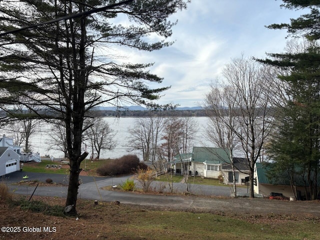 view of yard featuring a water view