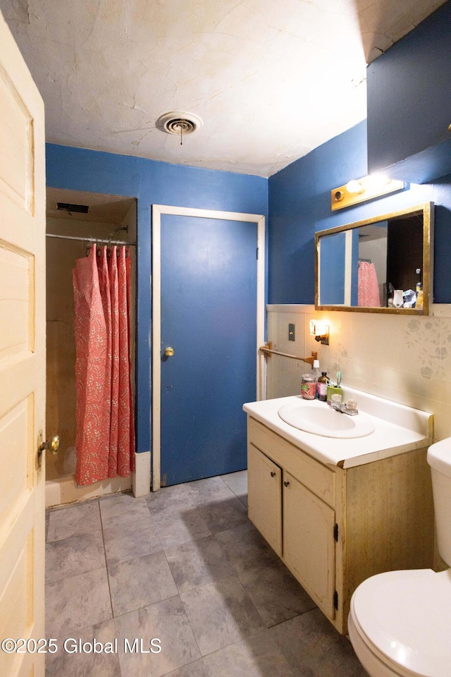 bathroom featuring vanity, a shower with curtain, decorative backsplash, and toilet