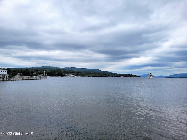 water view with a mountain view