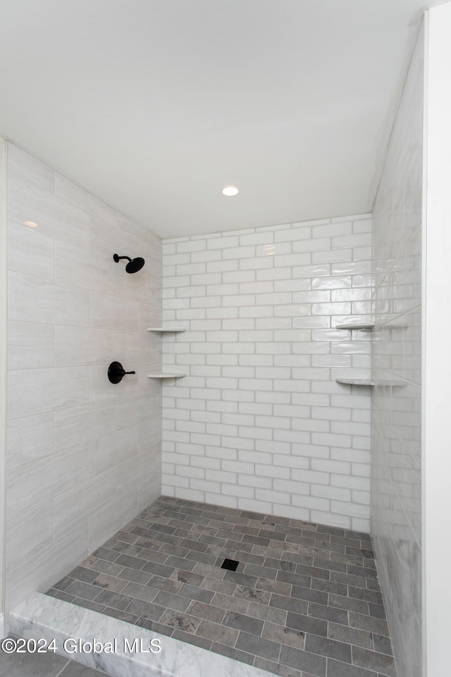 bathroom featuring a tile shower