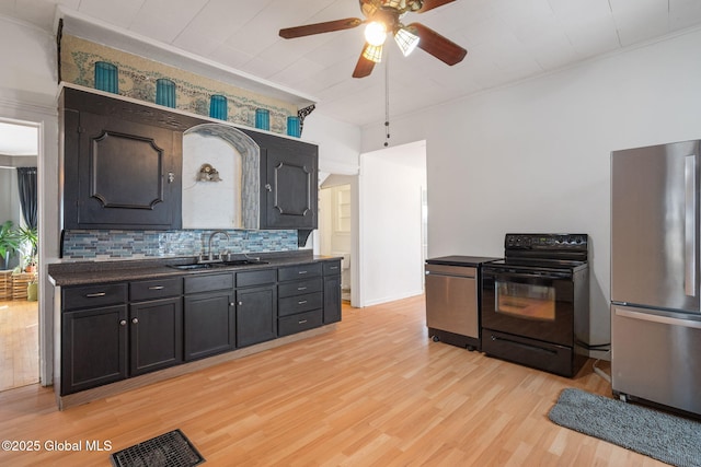 kitchen with electric range, a sink, light wood finished floors, freestanding refrigerator, and a ceiling fan