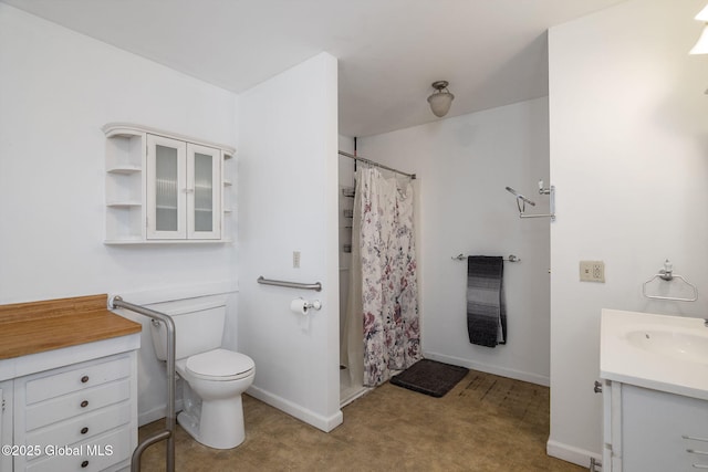 full bath with a shower with curtain, baseboards, toilet, and vanity