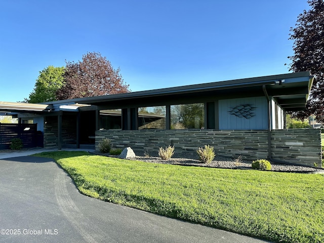 view of front of property with a front yard