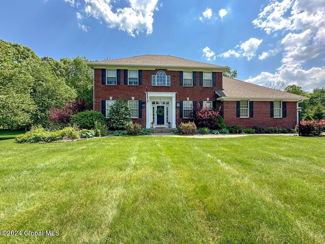 colonial inspired home featuring a front yard