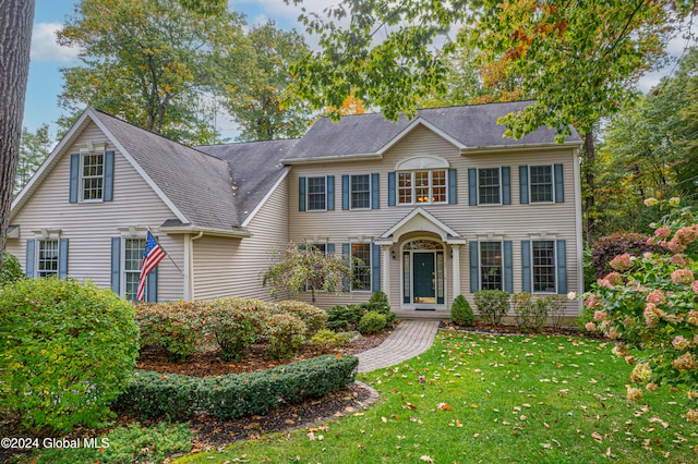 colonial inspired home featuring a front yard