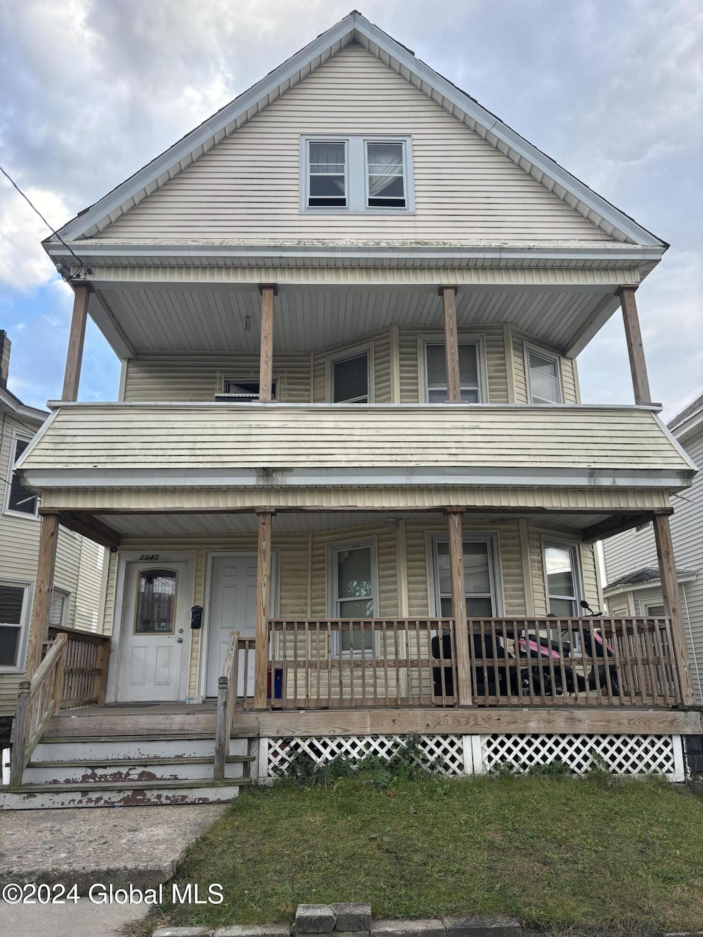 view of front facade featuring a porch and a front lawn