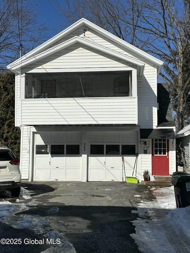 view of front facade featuring a garage