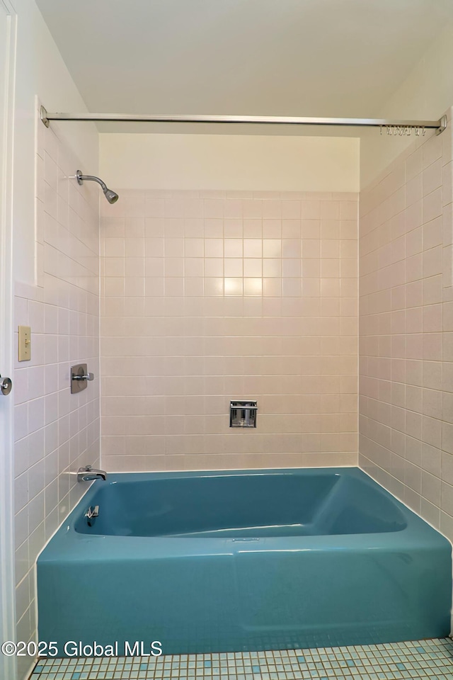 bathroom with tiled shower / bath combo