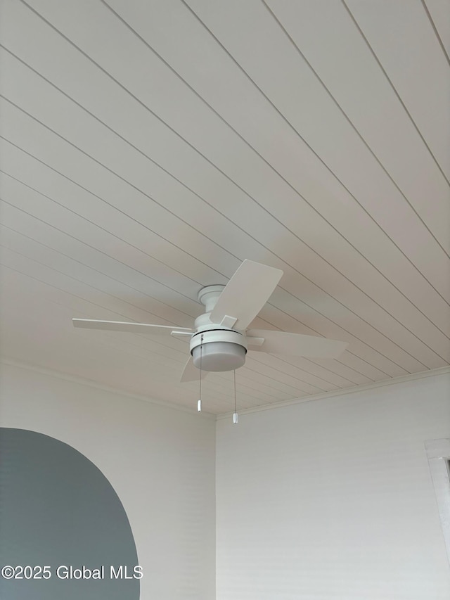 room details featuring ceiling fan