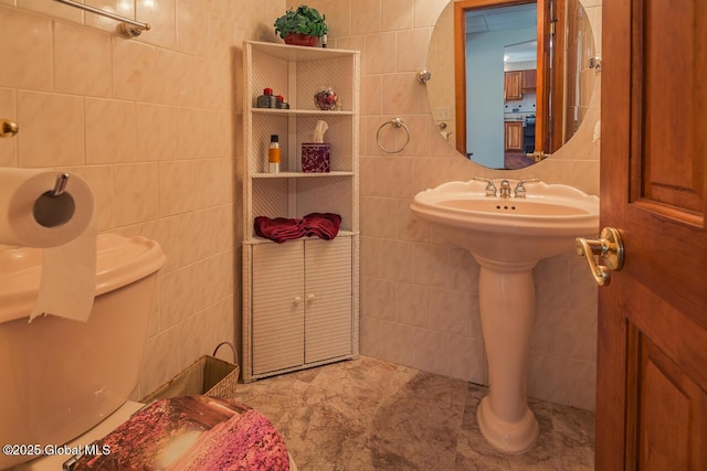 bathroom featuring tile walls