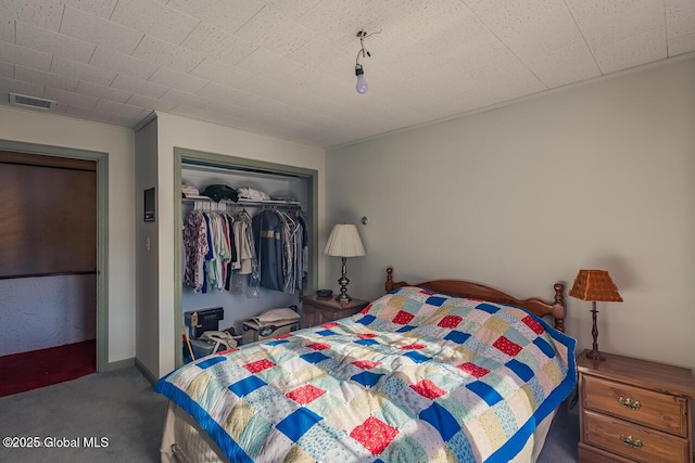 bedroom featuring carpet flooring and a closet