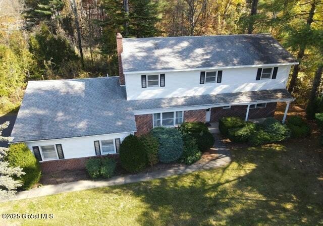 view of front of property featuring a front yard