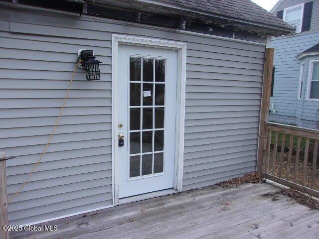 entrance to property featuring a wooden deck