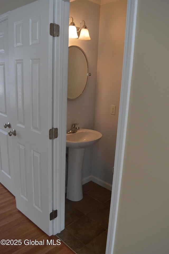 bathroom featuring sink